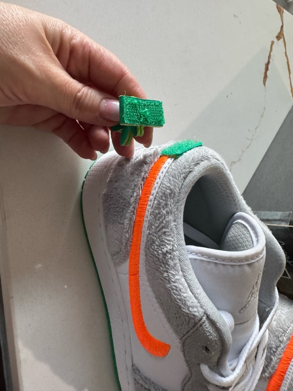 *RARE* *NEW* Nike Air Jordan 1 Lows - Carrot, Size 6Y - Picture 2 of 9